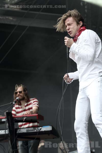 CAGE THE ELEPHANT - 2014-08-22 - SAINT CLOUD - Domaine National - Scene de la Cascade - Matthew Ray Shultz - Matthan Minster